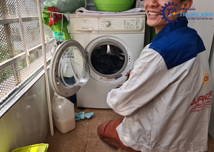 Thợ kỹ thuật kiểm tra sự cố máy giặt tận nhà